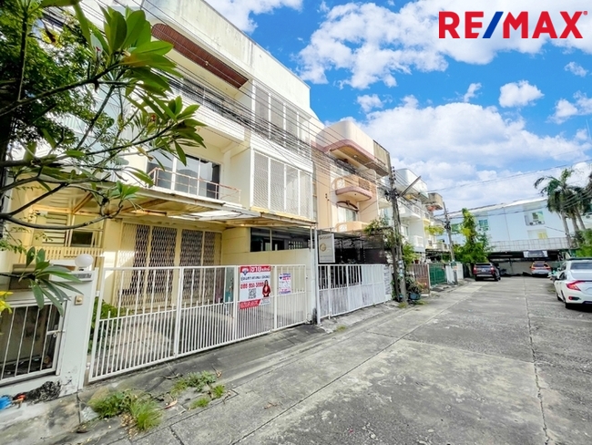 หมู่บ้าน 84 (Baan 84 Mansion) ทาวน์โฮม 3 ชั้น ใกล้ Central Festival Eastville พื้นที่ 28.1 ตารางวา | ไม่มีค่าส่วนกลาง I วิวหลังบ้านเป็นต้นไม้สวนสวย