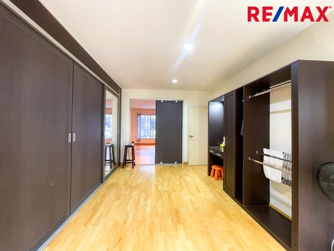 หมู่บ้าน 84 (Baan 84 Mansion) ทาวน์โฮม 3 ชั้น ใกล้ Central Festival Eastville พื้นที่ 28.1 ตารางวา | ไม่มีค่าส่วนกลาง I วิวหลังบ้านเป็นต้นไม้สวนสวย