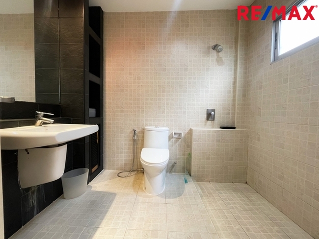 หมู่บ้าน 84 (Baan 84 Mansion) ทาวน์โฮม 3 ชั้น ใกล้ Central Festival Eastville พื้นที่ 28.1 ตารางวา | ไม่มีค่าส่วนกลาง I วิวหลังบ้านเป็นต้นไม้สวนสวย