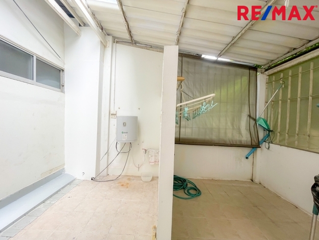 หมู่บ้าน 84 (Baan 84 Mansion) ทาวน์โฮม 3 ชั้น ใกล้ Central Festival Eastville พื้นที่ 28.1 ตารางวา | ไม่มีค่าส่วนกลาง I วิวหลังบ้านเป็นต้นไม้สวนสวย