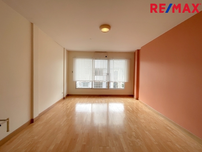 หมู่บ้าน 84 (Baan 84 Mansion) ทาวน์โฮม 3 ชั้น ใกล้ Central Festival Eastville พื้นที่ 28.1 ตารางวา | ไม่มีค่าส่วนกลาง I วิวหลังบ้านเป็นต้นไม้สวนสวย