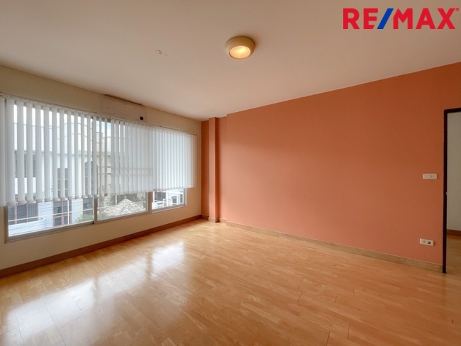 หมู่บ้าน 84 (Baan 84 Mansion) ทาวน์โฮม 3 ชั้น ใกล้ Central Festival Eastville พื้นที่ 28.1 ตารางวา | ไม่มีค่าส่วนกลาง I วิวหลังบ้านเป็นต้นไม้สวนสวย