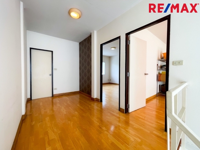 หมู่บ้าน 84 (Baan 84 Mansion) ทาวน์โฮม 3 ชั้น ใกล้ Central Festival Eastville พื้นที่ 28.1 ตารางวา | ไม่มีค่าส่วนกลาง I วิวหลังบ้านเป็นต้นไม้สวนสวย