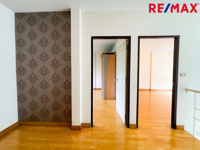 หมู่บ้าน 84 (Baan 84 Mansion) ทาวน์โฮม 3 ชั้น ใกล้ Central Festival Eastville พื้นที่ 28.1 ตารางวา | ไม่มีค่าส่วนกลาง I วิวหลังบ้านเป็นต้นไม้สวนสวย