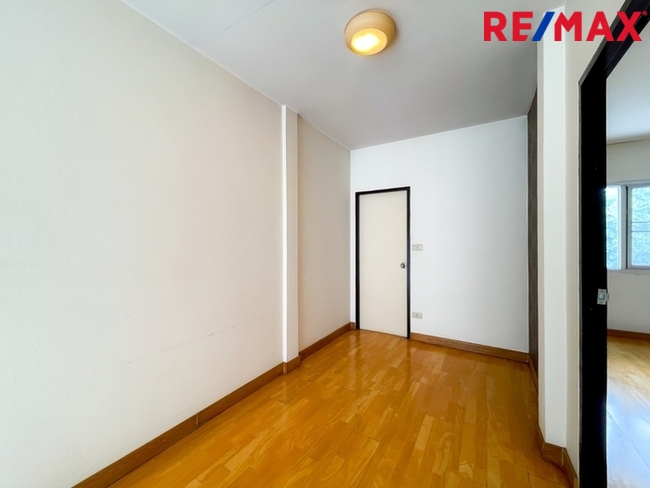 หมู่บ้าน 84 (Baan 84 Mansion) ทาวน์โฮม 3 ชั้น ใกล้ Central Festival Eastville พื้นที่ 28.1 ตารางวา | ไม่มีค่าส่วนกลาง I วิวหลังบ้านเป็นต้นไม้สวนสวย