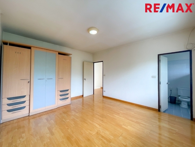 หมู่บ้าน 84 (Baan 84 Mansion) ทาวน์โฮม 3 ชั้น ใกล้ Central Festival Eastville พื้นที่ 28.1 ตารางวา | ไม่มีค่าส่วนกลาง I วิวหลังบ้านเป็นต้นไม้สวนสวย