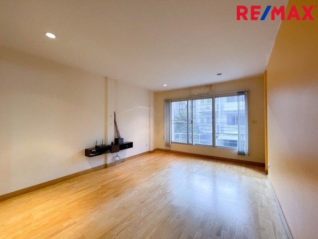 หมู่บ้าน 84 (Baan 84 Mansion) ทาวน์โฮม 3 ชั้น ใกล้ Central Festival Eastville พื้นที่ 28.1 ตารางวา | ไม่มีค่าส่วนกลาง I วิวหลังบ้านเป็นต้นไม้สวนสวย