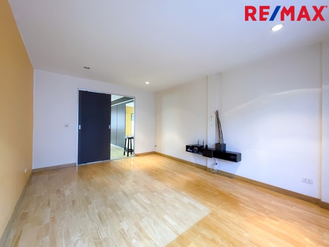 หมู่บ้าน 84 (Baan 84 Mansion) ทาวน์โฮม 3 ชั้น ใกล้ Central Festival Eastville พื้นที่ 28.1 ตารางวา | ไม่มีค่าส่วนกลาง I วิวหลังบ้านเป็นต้นไม้สวนสวย