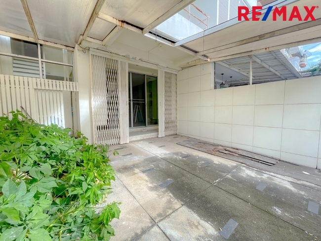 หมู่บ้าน 84 (Baan 84 Mansion) ทาวน์โฮม 3 ชั้น ใกล้ Central Festival Eastville พื้นที่ 28.1 ตารางวา | ไม่มีค่าส่วนกลาง I วิวหลังบ้านเป็นต้นไม้สวนสวย