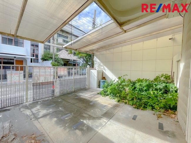 หมู่บ้าน 84 (Baan 84 Mansion) ทาวน์โฮม 3 ชั้น ใกล้ Central Festival Eastville พื้นที่ 28.1 ตารางวา | ไม่มีค่าส่วนกลาง I วิวหลังบ้านเป็นต้นไม้สวนสวย