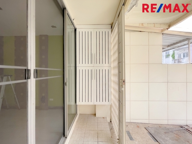 หมู่บ้าน 84 (Baan 84 Mansion) ทาวน์โฮม 3 ชั้น ใกล้ Central Festival Eastville พื้นที่ 28.1 ตารางวา | ไม่มีค่าส่วนกลาง I วิวหลังบ้านเป็นต้นไม้สวนสวย