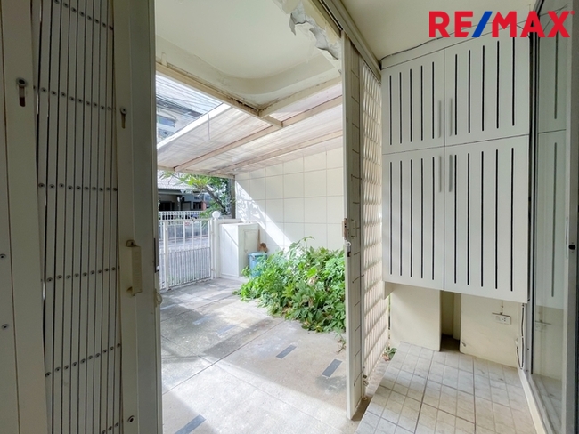 หมู่บ้าน 84 (Baan 84 Mansion) ทาวน์โฮม 3 ชั้น ใกล้ Central Festival Eastville พื้นที่ 28.1 ตารางวา | ไม่มีค่าส่วนกลาง I วิวหลังบ้านเป็นต้นไม้สวนสวย