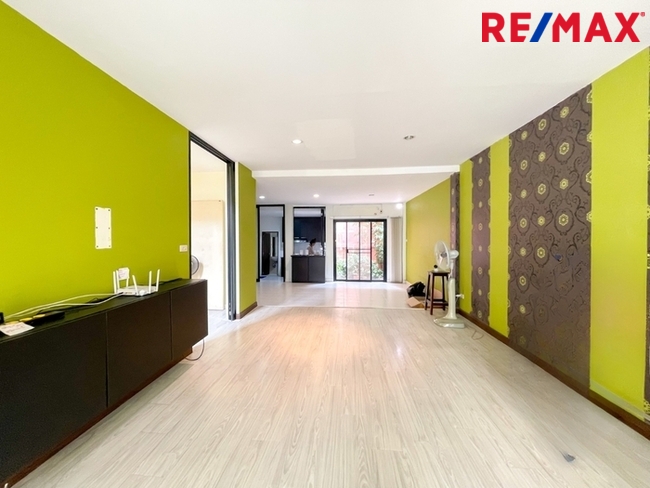 หมู่บ้าน 84 (Baan 84 Mansion) ทาวน์โฮม 3 ชั้น ใกล้ Central Festival Eastville พื้นที่ 28.1 ตารางวา | ไม่มีค่าส่วนกลาง I วิวหลังบ้านเป็นต้นไม้สวนสวย