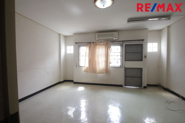 ทาวน์โฮมเพชรเกษม112 พุทธมณฑลสาย4 บ้านสุชา3ชั้น ต่อเติมแล้ว บ้านสภาพดี ใกล้มหาวิทยาลัยธนบุรี วิทยาลัยเทคโนโลยีหมู่บ้านครู คุ้มค่าราคาถูก