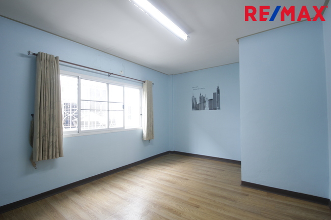 ทาวน์โฮมเพชรเกษม112 พุทธมณฑลสาย4 บ้านสุชา3ชั้น ต่อเติมแล้ว บ้านสภาพดี ใกล้มหาวิทยาลัยธนบุรี วิทยาลัยเทคโนโลยีหมู่บ้านครู คุ้มค่าราคาถูก