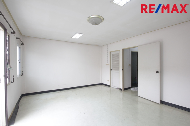 ทาวน์โฮมเพชรเกษม112 พุทธมณฑลสาย4 บ้านสุชา3ชั้น ต่อเติมแล้ว บ้านสภาพดี ใกล้มหาวิทยาลัยธนบุรี วิทยาลัยเทคโนโลยีหมู่บ้านครู คุ้มค่าราคาถูก