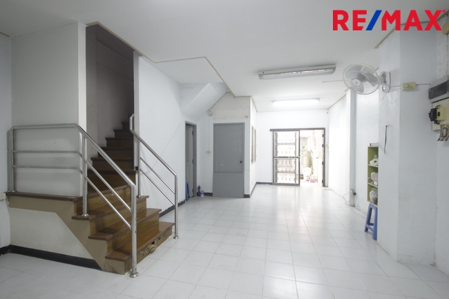 ทาวน์โฮมเพชรเกษม112 พุทธมณฑลสาย4 บ้านสุชา3ชั้น ต่อเติมแล้ว บ้านสภาพดี ใกล้มหาวิทยาลัยธนบุรี วิทยาลัยเทคโนโลยีหมู่บ้านครู คุ้มค่าราคาถูก