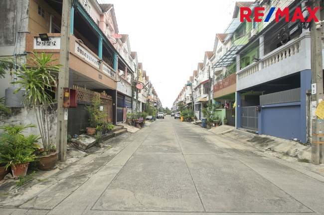 ทาวน์โฮมเพชรเกษม112 พุทธมณฑลสาย4 บ้านสุชา3ชั้น ต่อเติมแล้ว บ้านสภาพดี ใกล้มหาวิทยาลัยธนบุรี วิทยาลัยเทคโนโลยีหมู่บ้านครู คุ้มค่าราคาถูก