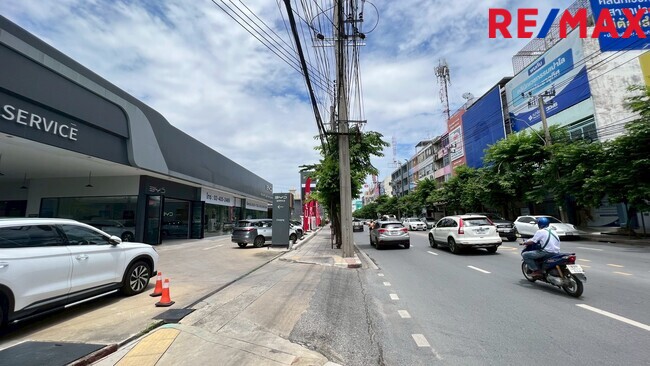 ขายอาคารพาณิชย์ ริมถนนประชาอุทิศ 125 ตร.ว. พร้อมที่จอดรถ สำนักงานครบ