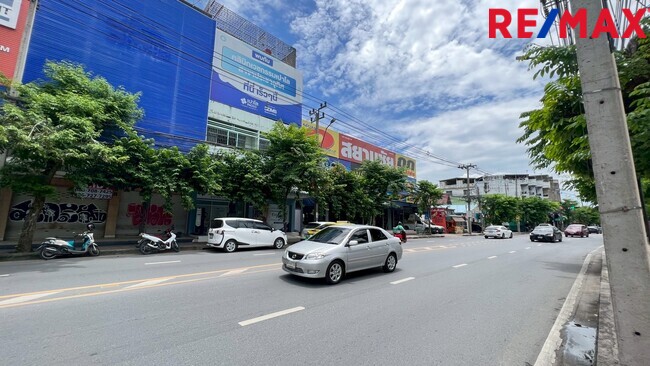 ขายอาคารพาณิชย์ ริมถนนประชาอุทิศ 125 ตร.ว. พร้อมที่จอดรถ สำนักงานครบ