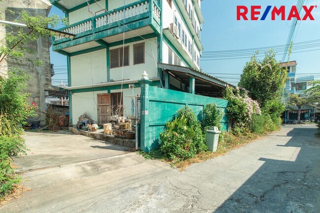 ขายตึก 5 ชั้น 2 คูหา ติดถนนกำนันแม้น กัลปพฤกษ์ - เทอดไท มุมซอยศาลธนบุรี 23 จอดรถสะดวก 8.5 ล้านบาท