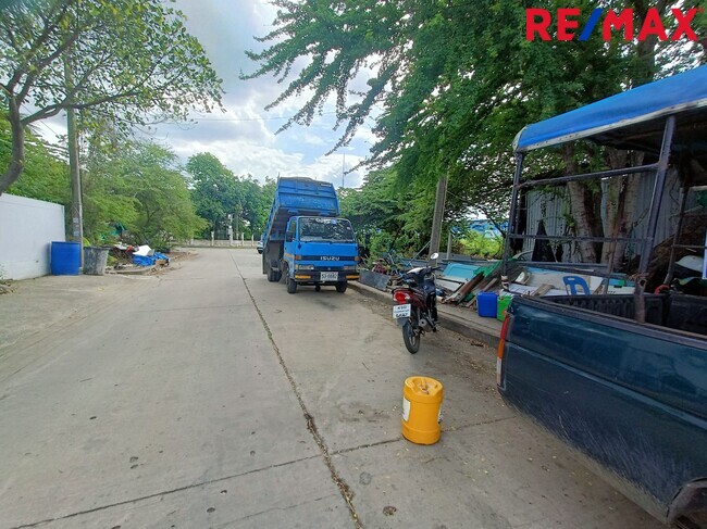 ขายที่ดิน พุทธมณฑลสาย 3 ชัชฎาวิลล่า 60 ตร.ว. บางแวก สำหรับสร้างบ้านพักอาศัย ทำเลดี รูปแปลงสี่เหลี่ยมผืนผ้า