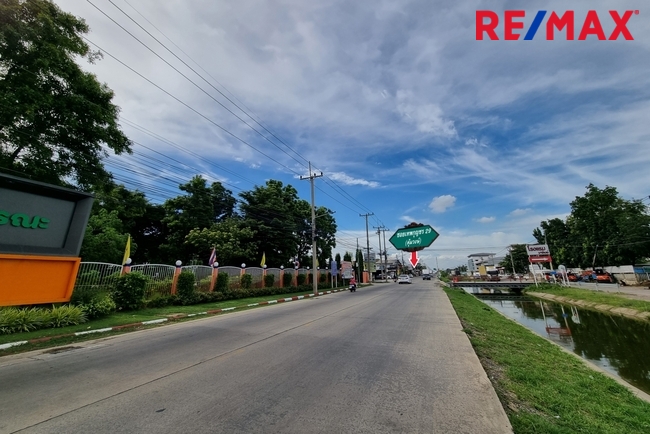 ขายที่ดินปทุมธานี คลองหลวง คลองหนึ่ง ใกล้ถนนพหลโยธิน ผังเมืองสีส้ม ซ.เทพกุญชร29 เนื้อที่ 2ไร่(ตามโฉนด) หน้ากว้างติดถนน ประมาณ 94x34 เมตร สี่เหลี่ยมผืนผ้า ล้อมรอบไปด้วยที่อยู่อาศัยหอพักอพาร์เม้นท์และแหล่งการค้า