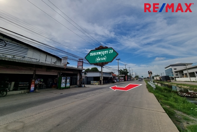 ขายที่ดินปทุมธานี คลองหลวง คลองหนึ่ง ใกล้ถนนพหลโยธิน ผังเมืองสีส้ม ซ.เทพกุญชร29 เนื้อที่ 2ไร่(ตามโฉนด) หน้ากว้างติดถนน ประมาณ 94x34 เมตร สี่เหลี่ยมผืนผ้า ล้อมรอบไปด้วยที่อยู่อาศัยหอพักอพาร์เม้นท์และแหล่งการค้า