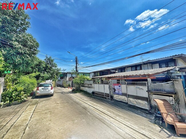 ที่ดิน/บ้านเดี่ยว ติวานนท์ 25 รัตนาธิเบศร์ 22 ที่ดิน 60 ตร.ว. ใกล้ MRT บางกระสอ แคราย ทำเลสะดวก