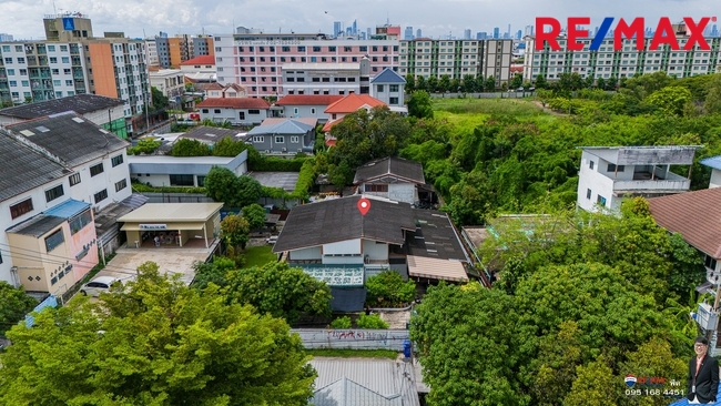 ให้เช่าที่ดินพร้อมสิ่งปลูกสร้าง สุขุมวิท𝟳𝟰 แยก𝟯 เนื้อที่ 𝟮𝟭𝟰 ตารางวาใกล้รถฟ้าแบริ่ง รูปแปลงสวย ทำเลดีมาก