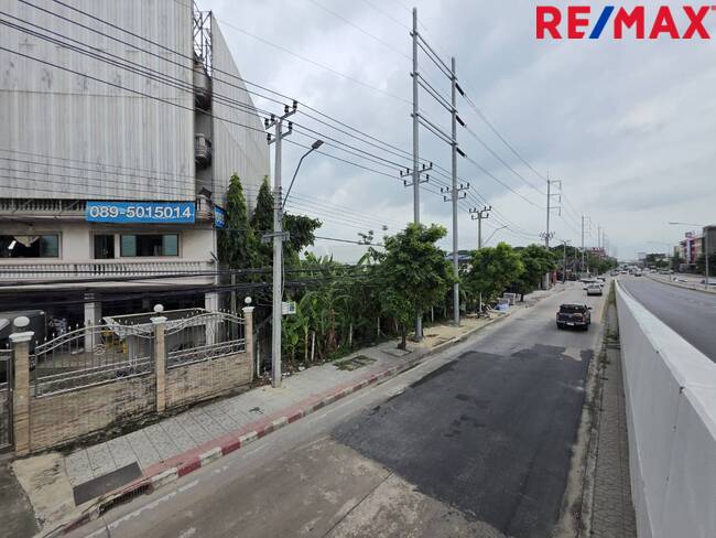 ขายที่ดิน ขนาด 320.9 ตร.ว. ติดถนนใหญ่สุขาภิบาล 5 ห่างจากถนนเทพรักษ์เพียง 700 เมตร 500 เมตร จากจุดขึ้น-ลงทางด่วนสุขาภิบาล 5