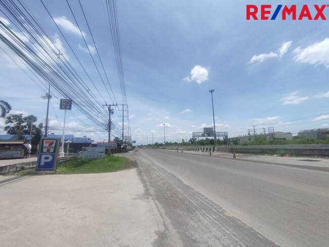 ขายที่ดิน สามโคก ปทุมธานี ใกล้ถนนเชียงรากใหญ่ ใกล้มหาวิทยาลัยธรรมศาสตร์ รังสิต หน้าแปลงติดถนนสาธารณะ รูปแปลงสี่เหลี่ยมสวย เหมาะทำที่พักอาศัย