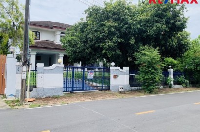 บ้านสวย ทำเลดีติดบรมราชชนนี เข้าออกหลายทาง ราคาถูก บ้านมีบริเวณร่มรื่น ภายในโครงการมีเครื่องอำนวยความสะดวก สระว่ายน้ำ