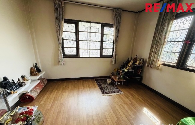 บ้านสวย ทำเลดีติดบรมราชชนนี เข้าออกหลายทาง ราคาถูก บ้านมีบริเวณร่มรื่น ภายในโครงการมีเครื่องอำนวยความสะดวก สระว่ายน้ำ